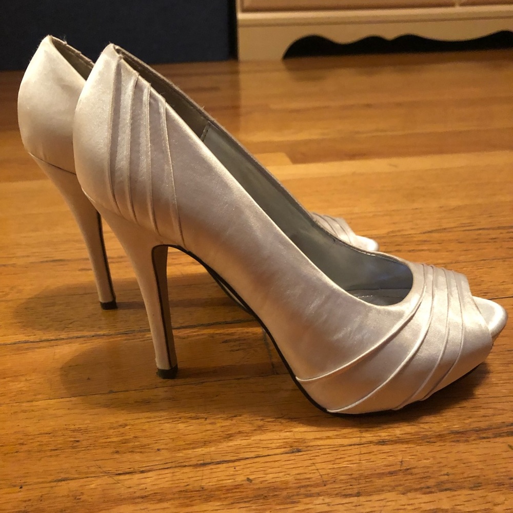 Off white Pumps size 7